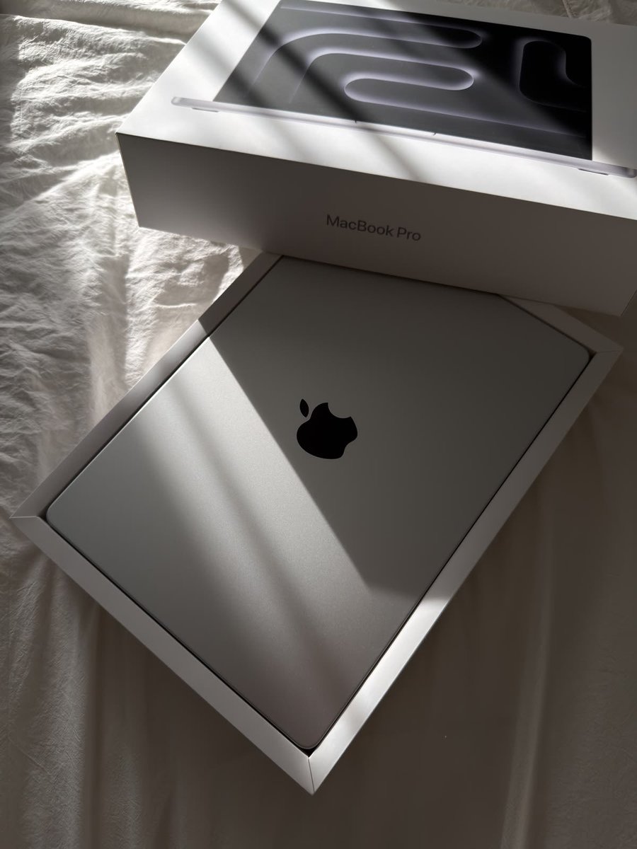 cutestrawberyez's tweet photo. ₊˚⊹ ᰔ Sou muito grata por ter finalmente ter conseguido o meu ipad air M3 11 polegadas 256gb e o meu Macbook air M5 13 polegadas de 512gb prateado ₊˚⊹♡

⋮ ⌗ ┆#ldstwt #loatwt #shifttwt #nevilletwt https://t.co/jiYohZZAbm