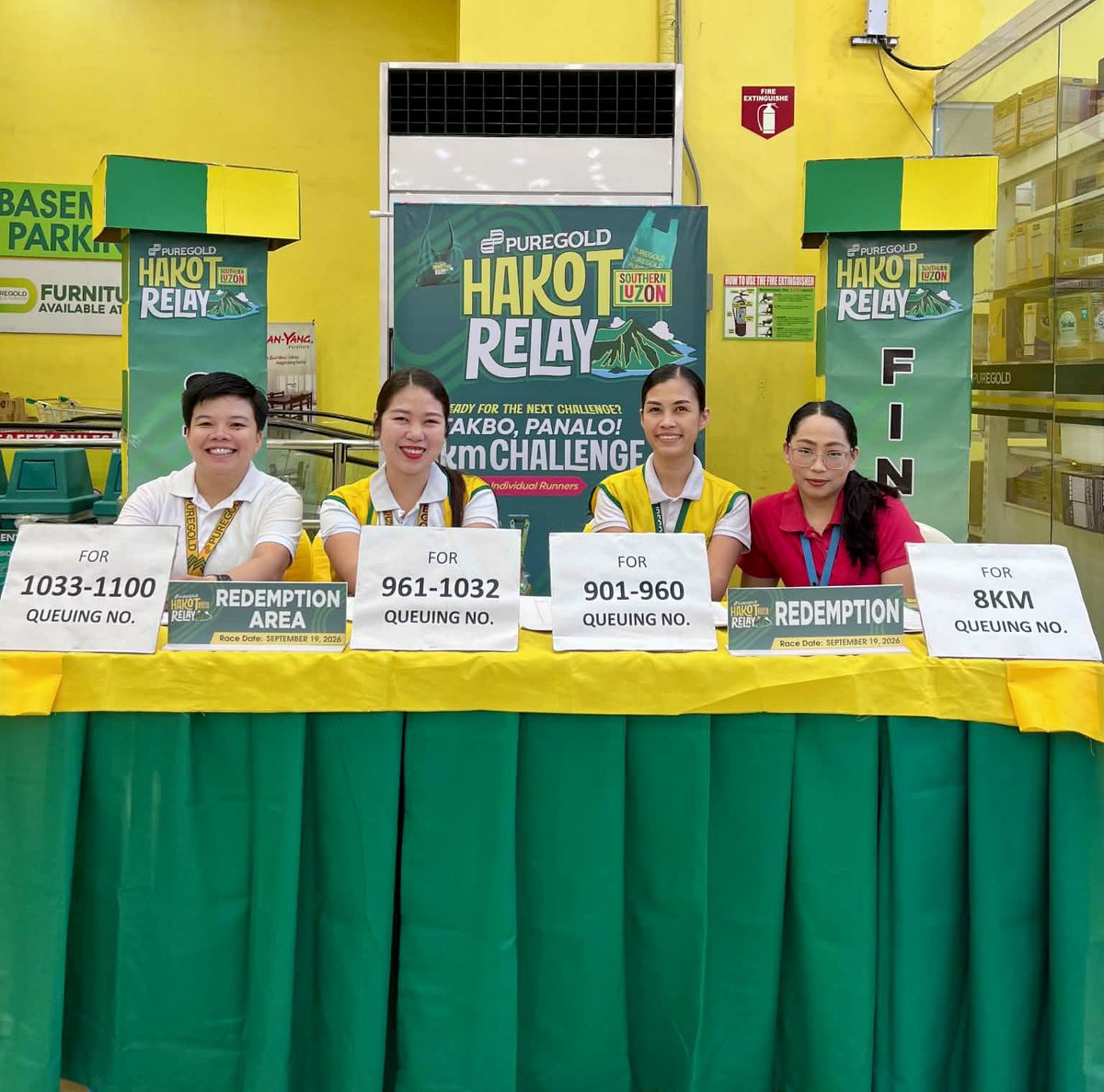 Puregold_PH's tweet photo. Simula na today ang Race Kit claiming para sa Vermosa leg ng Hakot Relay & 8KM Run! Make sure to get yours before race day 😉 mula Sept 12 hanggang Sept 17 ang claiming!

Rain or shine, magkita-kita tayo next week, mga ka-Puregold! Ilaban natin ang kakaibang bonding experience na ito with family & friends… at syempre, ilaban natin ang panalong PALDOOOOO!!! 🛒🏃‍♀️🏃‍♂️💚💪🏻

#PuregoldHakotRelayRun
#Puregold8KMChallenge