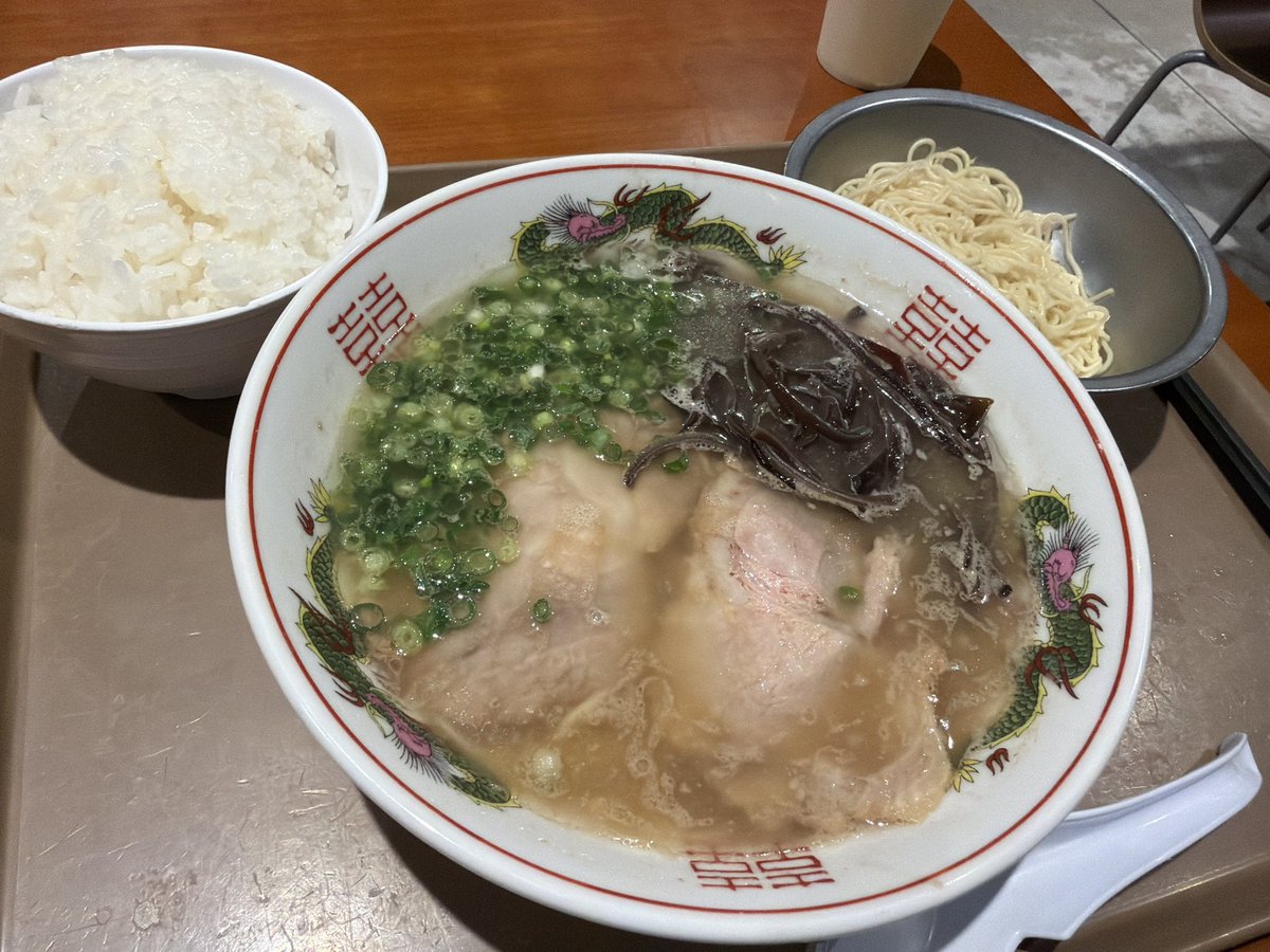 penginSergeant's tweet photo. 週末夜は博多だるまJAPANイオンモール幕張新都心店にて🍜
ガツンと豚のクサウマさ、厚めの油分の野趣味溢れたスープはフードコートとは思えないインパクトある飲み応え‼️
麺張りの良い細麺や具材の取り合わせも良く、餃子セットも合わせて大満足の一杯でした(*´ω`*) https://t.co/vSyFUtdFt3