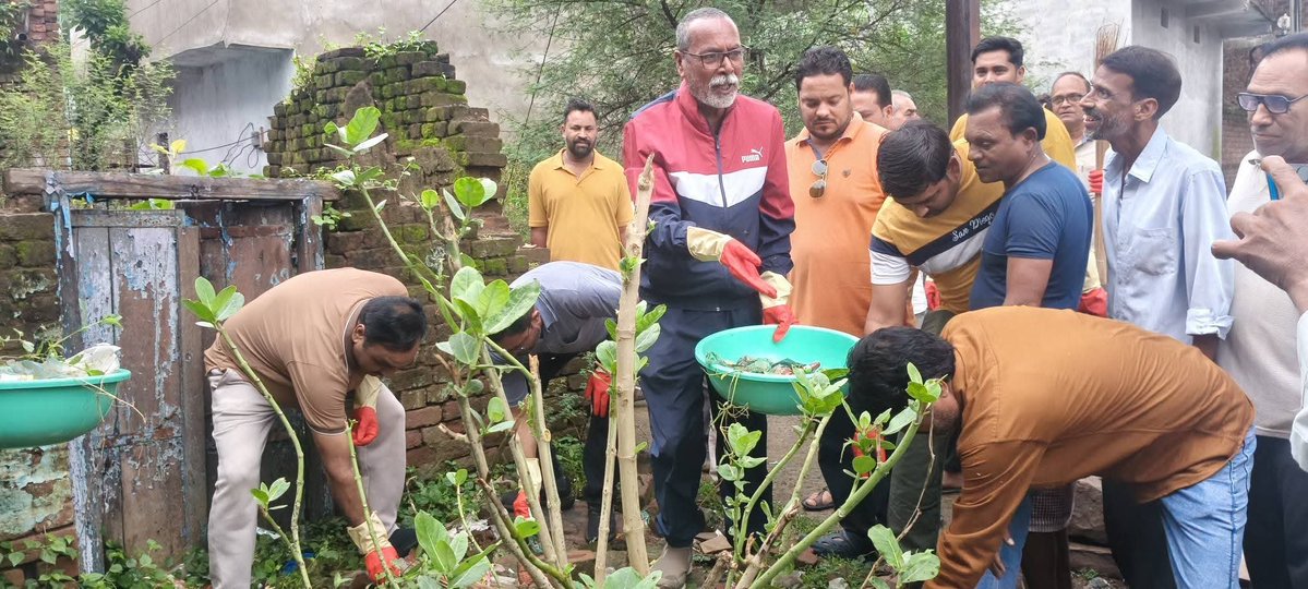 MukeshTandonBJP's tweet photo. आज “एक दिवस–एक वार्ड” अभियान के अंतर्गत वार्ड क्रमांक 5 में अभियान का शुभारंभ किया। इस अवसर पर वार्ड में भ्रमण कर नागरिकों से संवाद किया तथा क्षेत्र की समस्याओं एवं आवश्यकताओं की जानकारी प्राप्त करते हुए 

जनसेवा ही मेरा संकल्प है।

@BJP4MP @OfficeofSSC @ChouhanShivraj @blsanthosh