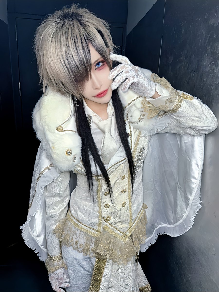 definitely_doit's tweet photo. このままブサイクなら死ぬしかない。骨削り、7キロ激痩せ、口の痺れ…10年間引きこもりだった、#毒牙メノ
が2000万円の整形を決めた理由。
彼は次々と手術を重ね、鼻の修正、顎の手術、そして、エラ・顎先・頬骨を削る大手術まで受けている。死ぬのに比べたらマシかという気持ちで乗り越えたと語った。 https://t.co/hlgqNkR7aG