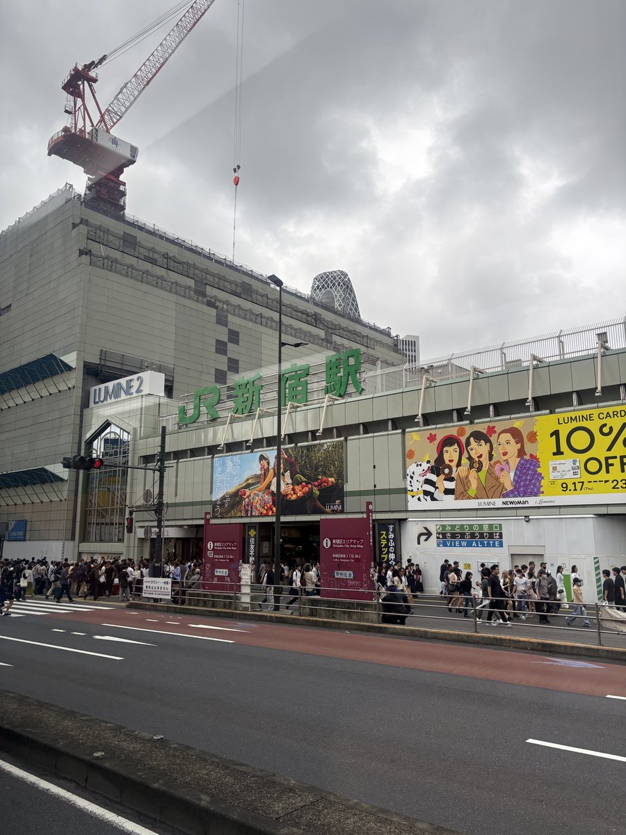 truemac3's tweet photo. 雨模様の新宿を出発。
いざ、日本平！
#avispa #アビスパ福岡 
#アビサポ清水遠征 https://t.co/UliY9Od5yt