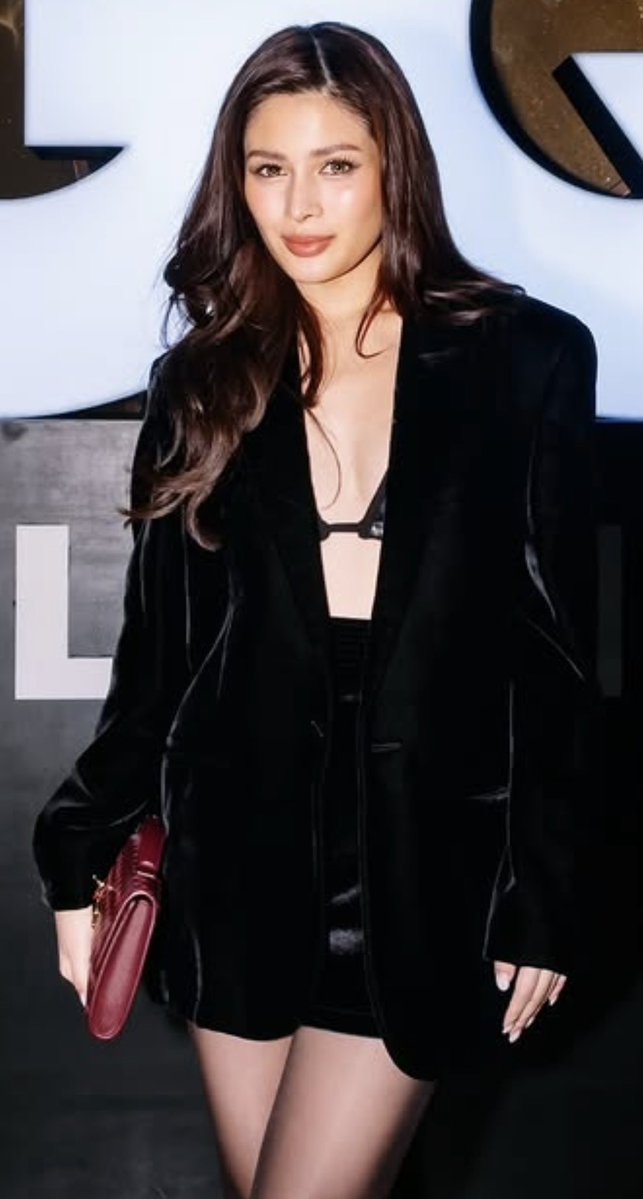 gRAZe_xx's tweet photo. OMG Aza! This look and the smoky eyes! Post the whole fit please 💛✨ https://t.co/xj6en9CKJP