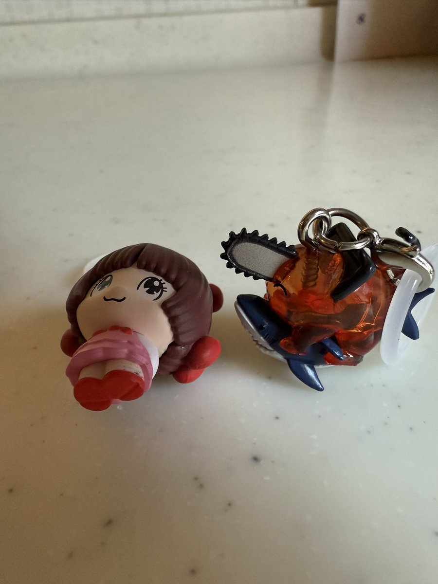 toko48usagi's tweet photo. ガチャの森でチェーンソーマン目印。
欲しかったポチタでたー。
サメに乗ってる。可愛い
ピノコも可愛い🩷 https://t.co/ipBaNgq2OE
