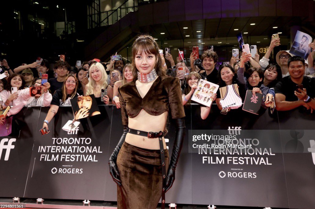 WORLDMUSICAWARD's tweet photo. #LISA enchants the crowd and the Press looking like a Goddess at the World Premiere of  'ALWAYS LALISA' at the Toronto International Film Festival! 💪👸🪄👥👥👥🌎 🎬📽️🍁🇨🇦👑🤎❤️‍🔥    

ALWAYS LALISA TIFF DEBUT 
#LISAxTIFF26 
#AlwaysLalisa 
#TIFF26
@wearelloud https://t.co/wFYVxSC6ni