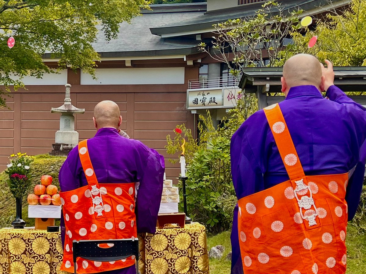 enryakuji_hiei's tweet photo. 本日９月12日は、織田信長公による「比叡山焼き討ち」の日です。
延暦寺では「怨親平等」を理念に掲げ、焼き討ちで犠牲になった延暦寺と信長軍の人々、また、その後非業の死を遂げた信長公も含めて毎年御霊を慰霊しています。
世界中に敵味方の区別無い平和が訪れることを願いながら。 https://t.co/R55CsvHgKU
