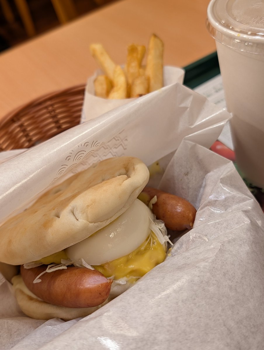 Yokko29188299's tweet photo. 今年の月見🎑は
気になってたモス🍔にしましたぁ♡
フォカッチャうまぁ〜〜～～⤴️😋
ソーセージもパリッとジューシーで最高です💗
(*´﹃｀*)✨️
半熟卵も美味しい〜🎶
お出かけスタイルのE.Tと一緒にしあわせ〜🛸
(*´ｪ`*)👽️

#月見 #モス月見 #MOSBURGER #モスバーガー #月見フォカッチャ https://t.co/lpt3L9RLfC