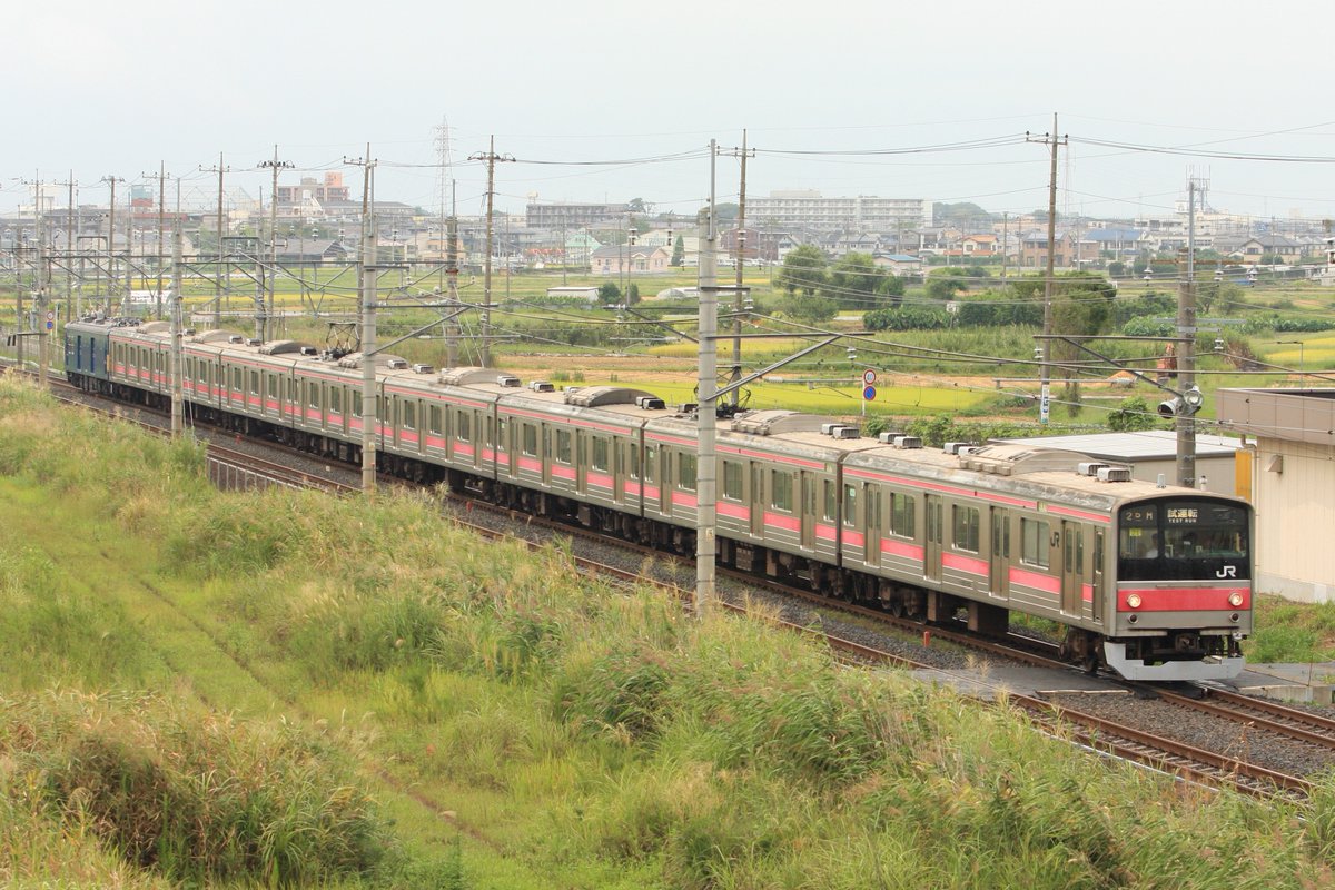 tobu1819's tweet photo. 思い出の205系
Tc205−103編成
京葉線の運用を離脱し、東大宮操に疎開されていたケヨ21編成がクモヤと連結して新習志野へ回送され後日、EF64がゆうマニを連れて長野へ輸送しました。
長野総合車両センターでVVVF改造を行いケヨM36編成となりました。 https://t.co/Hz297hDKHz