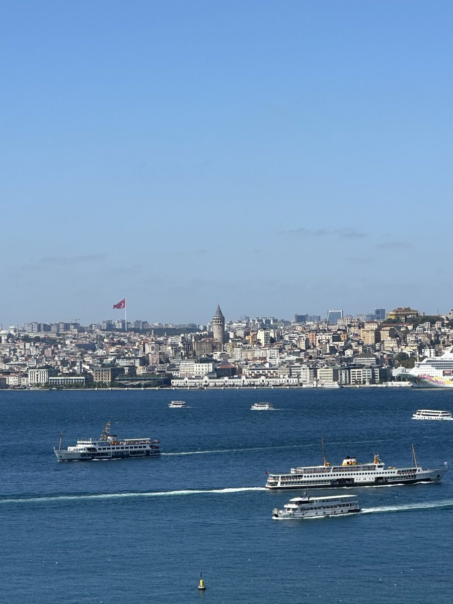 SunaAraz3's tweet photo. @turkerkilic İşte evren karşımızda duruyor ve hepsi bu!!!  Bertrand Russell…. İstanbul🌎⭐️❣️💫 https://t.co/o5zdkAgekh