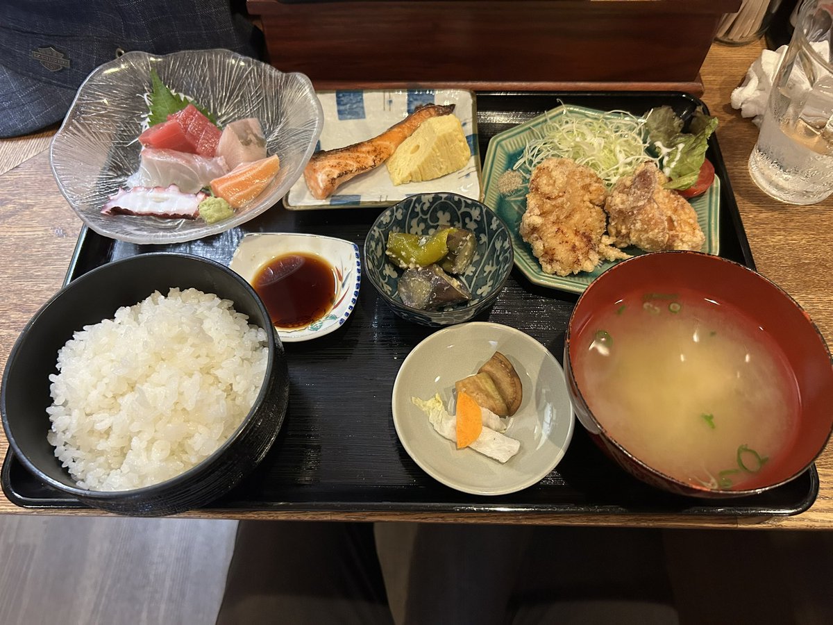 ikesan_pcx's tweet photo. 久しぶりに晴れ間が見えたので近場で能勢界隈をパトロール😁
猪名川町の「お食事処しまや」でしまや定食1,300円也💰美味しくいただきました😋 https://t.co/JraVLkarjX