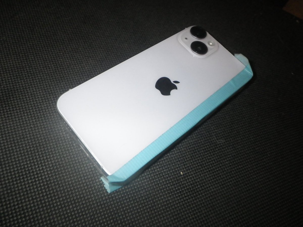 yaskaz's tweet photo. iPhone12miniの突然のカメラ不調、結局娘さんのiPhone14のお下がりを貰うことにしたのだけど新しい方は容量が128Gのため、シベリウスとバッハの全楽曲とマーラーとLvBとブルックナーとショスタコーヴィチとチャイコフスキーの全交響曲が入りきらんので、両機をガムテで留めDuo形態で使うことにする https://t.co/elm2ft4v9k