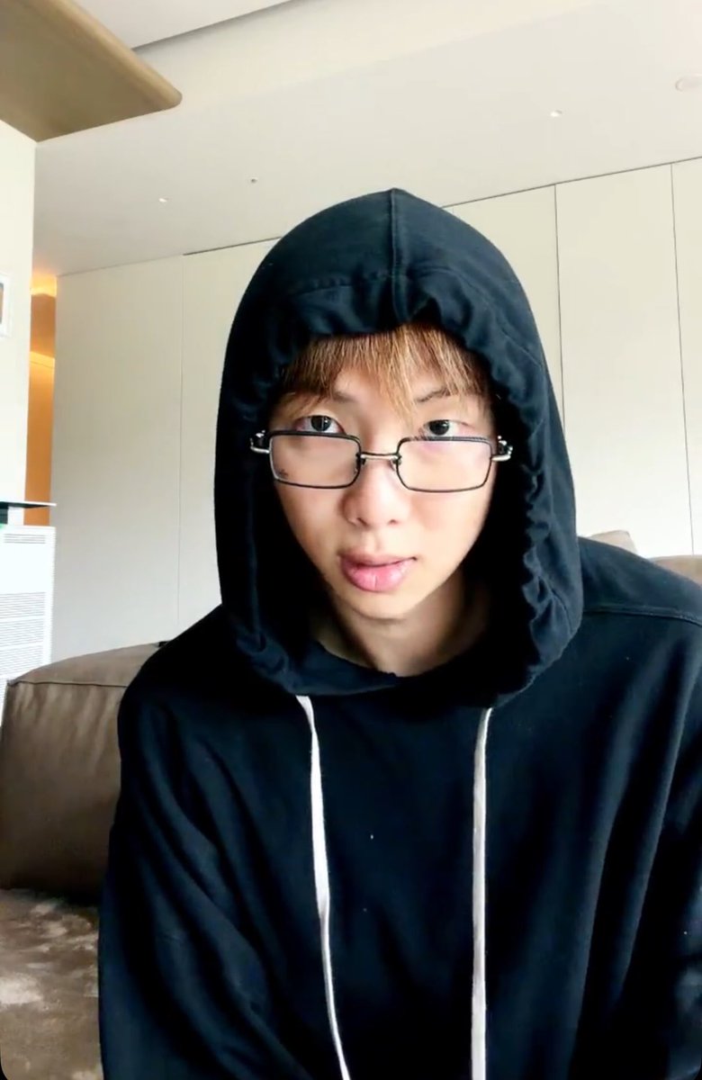 tangmotwit's tweet photo. นัมจุนมาไลฟ์วันเกิด ความน่ารักคือนั่งอ่านคำอวยพรอาร์มี่ ตอบกลับขอบคุณทั้งเกาหลี ทั้งอังกฤษพยายามไล่อ่านมาก ㅠㅠ https://t.co/eHhFzp6Rbk