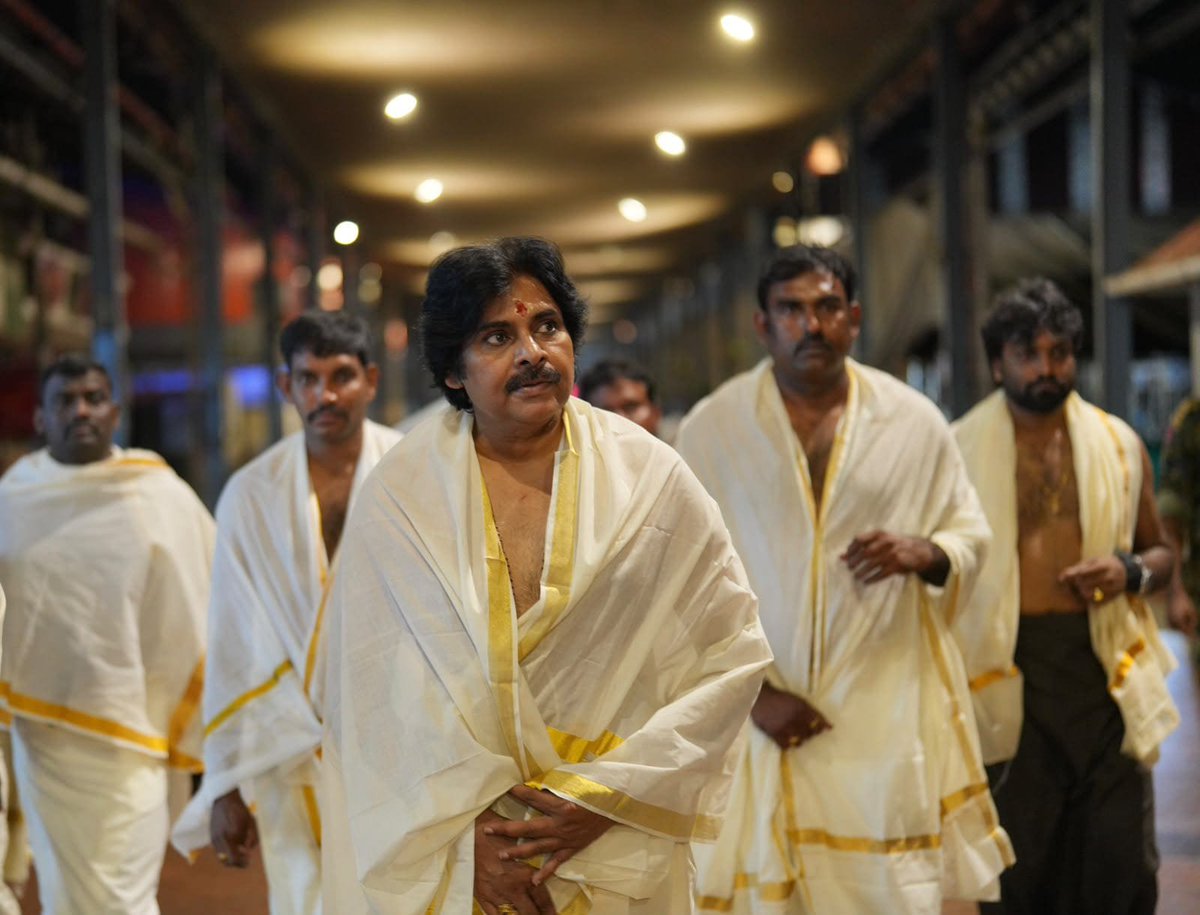 JanaSenaParty's tweet photo. గురువాయూరప్పను దర్శించుకున్న శ్రీ @PawanKalyan గారు

•వేకువజామున పవిత్ర నిర్మాల్య సేవ
•తైలాభిషేకం, వాకచార్థు, శంఖాభిషేకం సేవల్లో పాల్గొన్న ఉప ముఖ్యమంత్రివర్యులు

కేరళం రాష్ట్రం, త్రిస్సూర్ జిల్లాలో ప్రసిద్ధ పుణ్యక్షేత్రం గురువాయూర్ శ్రీ బాలకృష్ణుని రాష్ట్ర ఉప ముఖ్యమంత్రివర్యులు శ్రీ పవన్ కళ్యాణ్ గారు దర్శించుకున్నారు. గురువాయూర్ ఆలయంలో అత్యంత పవిత్ర సేవగా భావించే వేకువజాము నిర్మాల్య దర్శనంలో ఆయన పాల్గొన్నారు. ముందురోజు చేసిన అలంకరణతో స్వామిని చేసుకునే తొలి దర్శనాన్ని నిర్మాల్య సేవగా పిలుస్తారు. ఈ సేవ కోసం శనివారం ఉదయం వేకువజామున 3 గంటలకు శ్రీ పవన్ కళ్యాణ్ గారు గురువాయూర్ ఆలయానికి చేరుకున్నారు. దాదాపు 30 నిమిషాలపాటు ఈ విశిష్ట సేవలో పాల్గొని తరించారు. అంతకు ముందు గురువాయూర్ చేరుకున్న శ్రీ పవన్ కళ్యాణ్ గారికి ఆలయ మర్యాదలతో అధికారులు స్వాగతం పలికారు. దక్షిణ ముఖద్వారం నుంచి ఆలయం లోపలికి ప్రవేశించిన ఆయన, స్వామి నిర్మాల్య దర్శనం చేసుకున్నారు. గర్భాలయంలో మూలవిరాట్టుకి నిర్వహించే ప్రత్యేక కైంకర్యాలు అత్యంత భక్తిశ్రద్ధలతో తిలకించారు.
•స్వామి వారికి పట్టు వస్త్రాల సమర్పణ
నిర్మాల్య దర్శనానంతరం సంప్రదాయం ప్రకారం నువ్వుల నూనెతో తైలాభిషేకం చేస్తారు. శంభాభిషేకం, వాకచార్థు సేవలు నిర్వహిస్తారు. స్వామి వారికి ముందు రోజు అలంకరించిన గంధాన్ని తొలగించి అభ్యంగన స్నానం చేయించే అద్భుత సేవ గురించి ఆలయ అధికారులు శ్రీ పవన్ కళ్యాణ్ గారికి వివరించారు. ఈ సందర్భంగా స్వామి వారికి శ్రీ పవన్ కళ్యాణ్ గారు పట్టువస్త్రాలు సమర్పించారు. అనంతరం నైరుతిలో ఉన్న వినాయకుడిని దర్శించుకుని, ఆలయ ఆచారాలను అనుసరిస్తూ గుడి వెనుక భాగంలో సాష్టాంగం చేశారు. తదుపరి ఆలయ ప్రాంగణంలో ఉన్న ఆంజనేయస్వామి, అనంత పద్మనాభ స్వామి, భగవతి అమ్మవార్లను దర్శించుకున్నారు. గురువాయూర్ ఆలయ ప్రదక్షణలో శ్రీ అయ్యప్ప స్వామి వారికి ప్రత్యేక పూజలు నిర్వహించారు.
అనంతరం గురువాయూర్ మేల్ శాంతితోపాటు ఇతర ప్రధాన అర్చకులు శ్రీ పవన్ కళ్యాణ్ గారిని ఆశీర్వదించి, స్వామివారి కళభం, తదితర ప్రసాదాలు అందజేశారు. శ్రీ పవన్ కళ్యాణ్ గారికి ఆయుర్వేద థెరపీ చేసిన వైద్యులు ఆయనతోపాటు గురువాయూర్ శ్రీ బాలకృష్ణ స్వామి వారిని దర్శించుకున్న వారిలో ఉన్నారు.