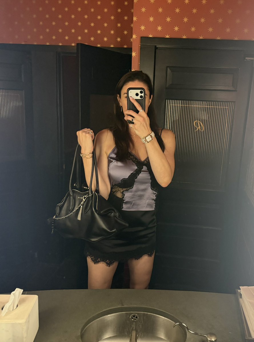 BryonaHart's tweet photo. A beautiful night at The Roxy Hotel - jazz, cocktails, way too much fun and sillyness. Plus the bathroom lighting is so clutch. https://t.co/fMSt4EIC8n