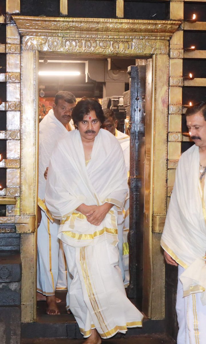JanaSenaParty's tweet photo. గురువాయూరప్పను దర్శించుకున్న శ్రీ @PawanKalyan గారు

•వేకువజామున పవిత్ర నిర్మాల్య సేవ
•తైలాభిషేకం, వాకచార్థు, శంఖాభిషేకం సేవల్లో పాల్గొన్న ఉప ముఖ్యమంత్రివర్యులు

కేరళం రాష్ట్రం, త్రిస్సూర్ జిల్లాలో ప్రసిద్ధ పుణ్యక్షేత్రం గురువాయూర్ శ్రీ బాలకృష్ణుని రాష్ట్ర ఉప ముఖ్యమంత్రివర్యులు శ్రీ పవన్ కళ్యాణ్ గారు దర్శించుకున్నారు. గురువాయూర్ ఆలయంలో అత్యంత పవిత్ర సేవగా భావించే వేకువజాము నిర్మాల్య దర్శనంలో ఆయన పాల్గొన్నారు. ముందురోజు చేసిన అలంకరణతో స్వామిని చేసుకునే తొలి దర్శనాన్ని నిర్మాల్య సేవగా పిలుస్తారు. ఈ సేవ కోసం శనివారం ఉదయం వేకువజామున 3 గంటలకు శ్రీ పవన్ కళ్యాణ్ గారు గురువాయూర్ ఆలయానికి చేరుకున్నారు. దాదాపు 30 నిమిషాలపాటు ఈ విశిష్ట సేవలో పాల్గొని తరించారు. అంతకు ముందు గురువాయూర్ చేరుకున్న శ్రీ పవన్ కళ్యాణ్ గారికి ఆలయ మర్యాదలతో అధికారులు స్వాగతం పలికారు. దక్షిణ ముఖద్వారం నుంచి ఆలయం లోపలికి ప్రవేశించిన ఆయన, స్వామి నిర్మాల్య దర్శనం చేసుకున్నారు. గర్భాలయంలో మూలవిరాట్టుకి నిర్వహించే ప్రత్యేక కైంకర్యాలు అత్యంత భక్తిశ్రద్ధలతో తిలకించారు.
•స్వామి వారికి పట్టు వస్త్రాల సమర్పణ
నిర్మాల్య దర్శనానంతరం సంప్రదాయం ప్రకారం నువ్వుల నూనెతో తైలాభిషేకం చేస్తారు. శంభాభిషేకం, వాకచార్థు సేవలు నిర్వహిస్తారు. స్వామి వారికి ముందు రోజు అలంకరించిన గంధాన్ని తొలగించి అభ్యంగన స్నానం చేయించే అద్భుత సేవ గురించి ఆలయ అధికారులు శ్రీ పవన్ కళ్యాణ్ గారికి వివరించారు. ఈ సందర్భంగా స్వామి వారికి శ్రీ పవన్ కళ్యాణ్ గారు పట్టువస్త్రాలు సమర్పించారు. అనంతరం నైరుతిలో ఉన్న వినాయకుడిని దర్శించుకుని, ఆలయ ఆచారాలను అనుసరిస్తూ గుడి వెనుక భాగంలో సాష్టాంగం చేశారు. తదుపరి ఆలయ ప్రాంగణంలో ఉన్న ఆంజనేయస్వామి, అనంత పద్మనాభ స్వామి, భగవతి అమ్మవార్లను దర్శించుకున్నారు. గురువాయూర్ ఆలయ ప్రదక్షణలో శ్రీ అయ్యప్ప స్వామి వారికి ప్రత్యేక పూజలు నిర్వహించారు.
అనంతరం గురువాయూర్ మేల్ శాంతితోపాటు ఇతర ప్రధాన అర్చకులు శ్రీ పవన్ కళ్యాణ్ గారిని ఆశీర్వదించి, స్వామివారి కళభం, తదితర ప్రసాదాలు అందజేశారు. శ్రీ పవన్ కళ్యాణ్ గారికి ఆయుర్వేద థెరపీ చేసిన వైద్యులు ఆయనతోపాటు గురువాయూర్ శ్రీ బాలకృష్ణ స్వామి వారిని దర్శించుకున్న వారిలో ఉన్నారు.