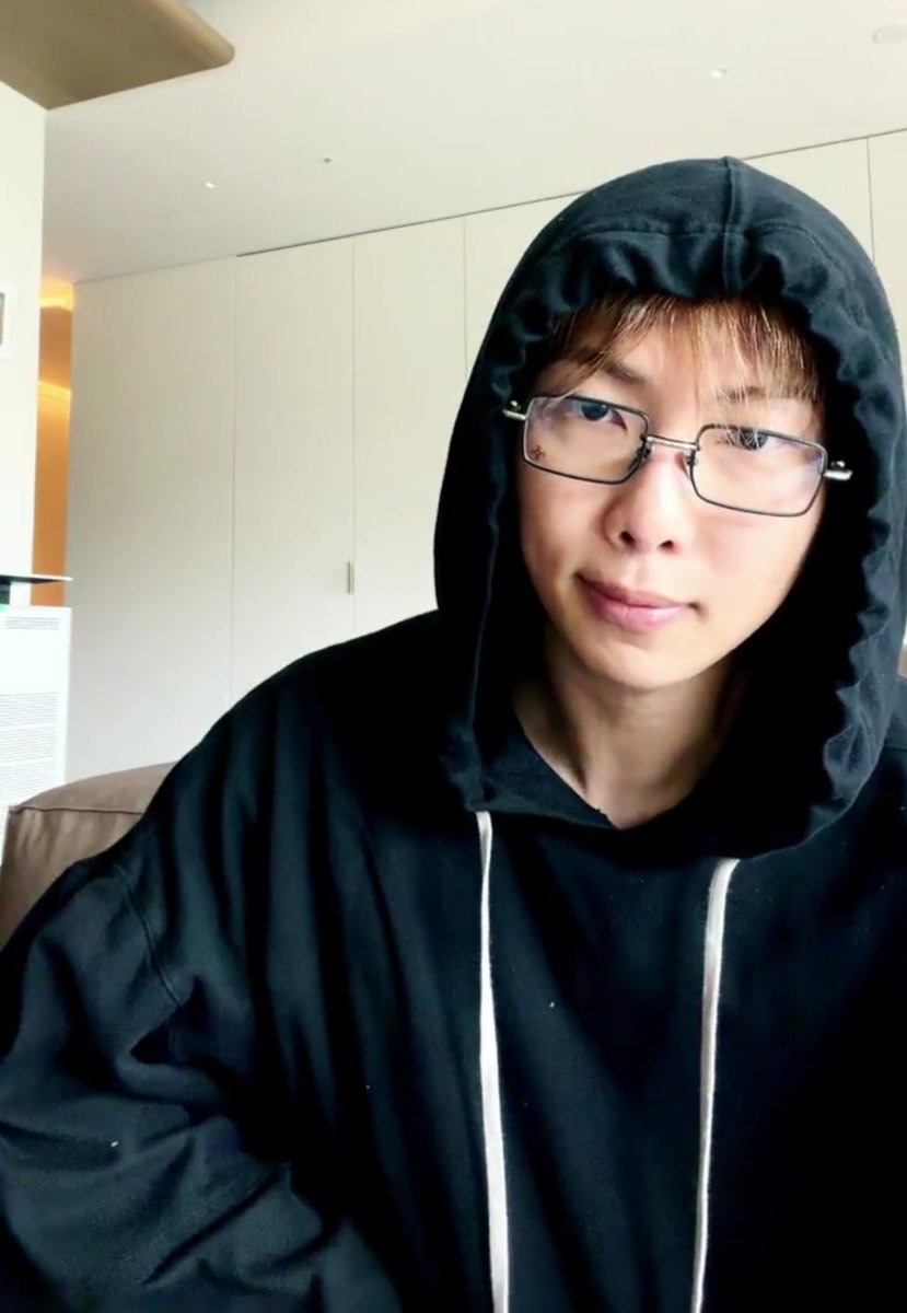 btswingsjm7's tweet photo. [🌟] Traducción del Live de Namjoon / RM en Weverse

🐨: Hola! 
🐨: Es un poco incómodo, pero gracias por desearme feliz cumpleaños. 
🐨: Últimamente he estado yendo a museos de arte y disfrutando de conducir
🐨: Creo que conducir es mi nuevo pasatiempo, no lo esperaba, pero realmente disfruto conducir.
🐨: Creo que mañana iré a comer sopa de algas. Mi mamá insistió en que quiere prepararla para mí, así que mañana iré a casa
🐨: ¿Fiesta de cumpleaños? Tuve una pequeña fiesta con mis amigos ayer. Me prepararon un pastel de (Hello) Kitty
🐨: He visto todos los proyectos que ARMY ha preparado para mi cumpleaños y realmente estoy muy agradecido