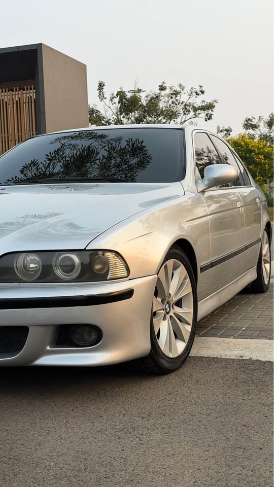 otomogarage's tweet photo. BMW E39 530i 2001 MT dengan kombinasi yang banyak dicari enthusiast.

M54B30 inline-6 3.0L, full refresh kaki-kaki, interior original, M5 Look, dan fitur elektrik tetap aktif.

Detail:
https://t.co/1fqYQvno45
#BMWE39 #BMWClassic #OtomoGarage https://t.co/BtSf4Un3xU