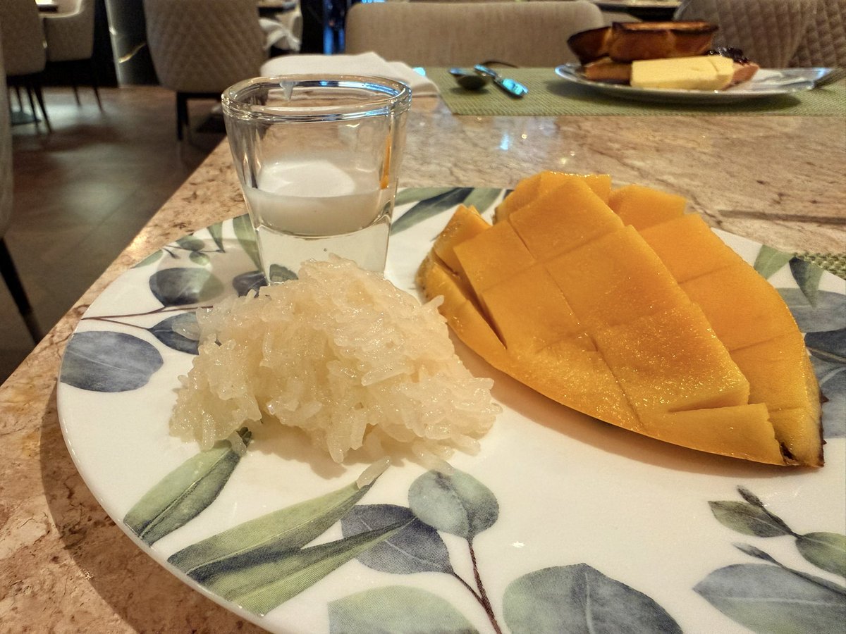 huimiin's tweet photo. me: "who's gonna eat mango sticky rice so early in the morning?"
also me: https://t.co/OuQEiT3t6Z
