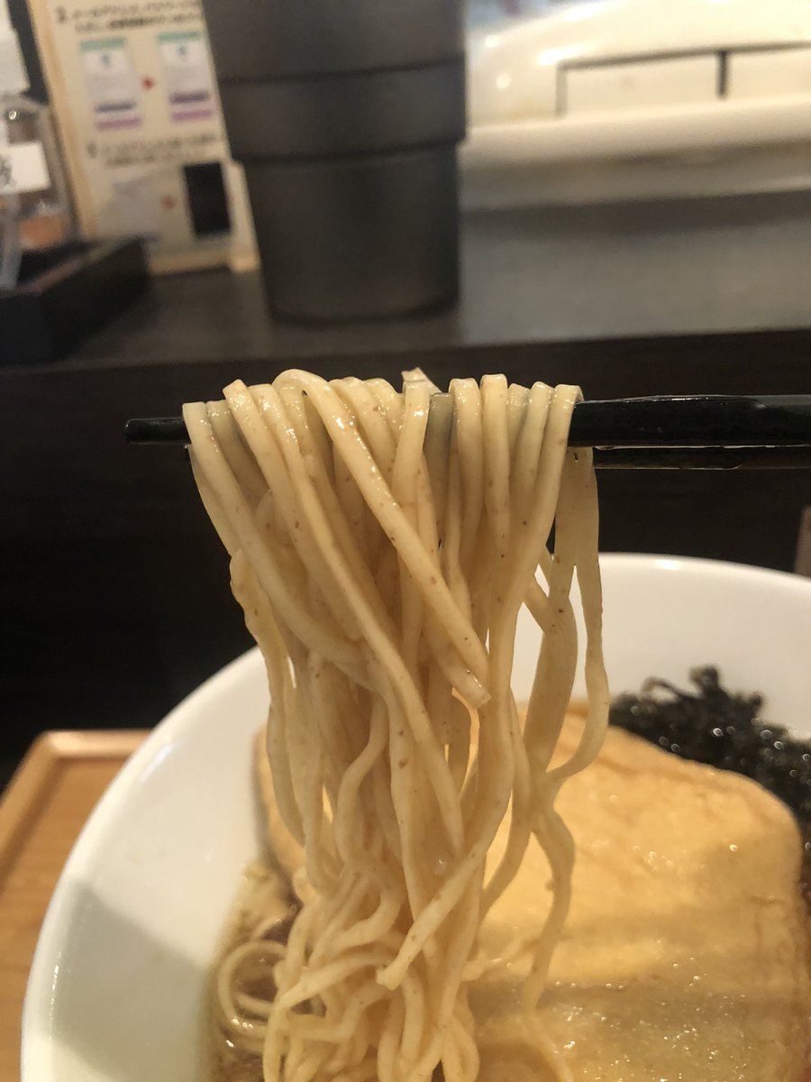 nekokun60's tweet photo. 鴨ふじ（1回目）
数量限定9/8(火)～
月見煮干そば
背脂、玉ねぎ、バラ海苔、蘭王卵

おあげは器から出るほどの大きさで
塩味はなく甘めでフワフワ感あり
麺は細麺、あっさりした出汁でした☺️
これは完まくせずで😁
#鴨ふじ https://t.co/4qhX7QnEvv