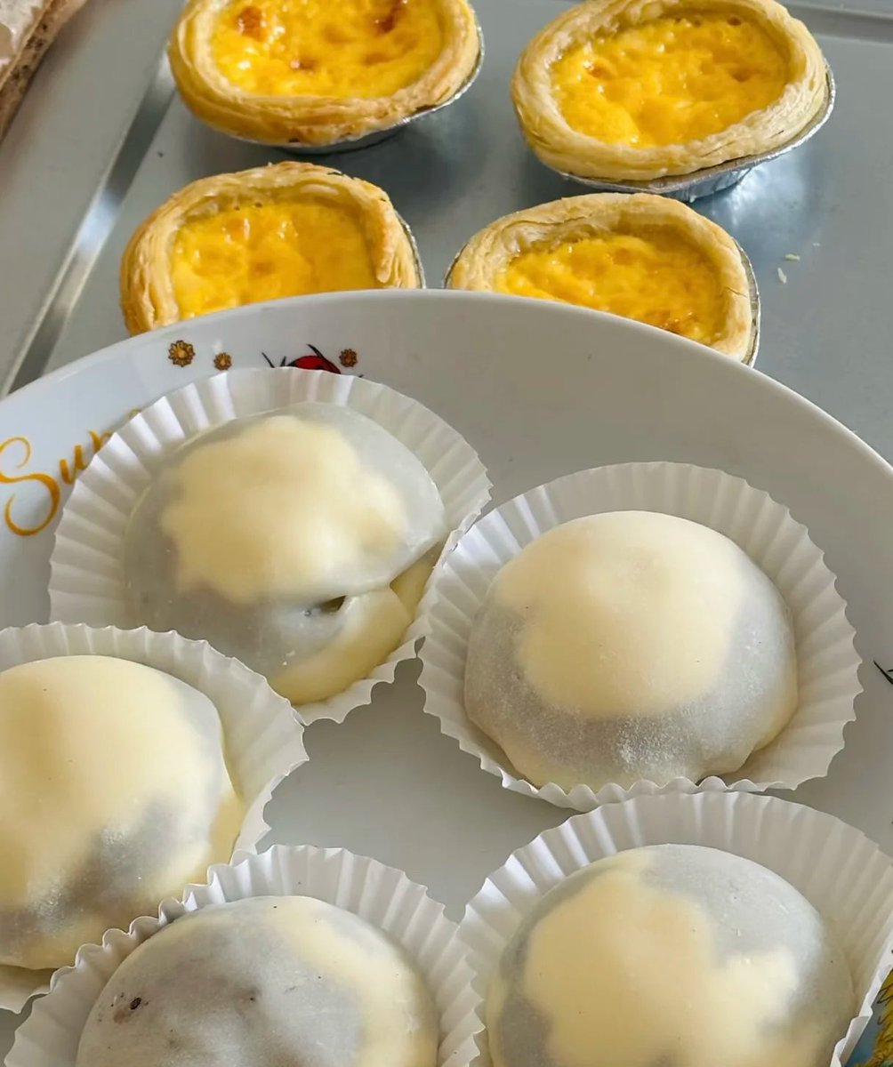 RhapsodyMove's tweet photo. This egg tart and small cake look delicious. https://t.co/np6uP5G3Lk