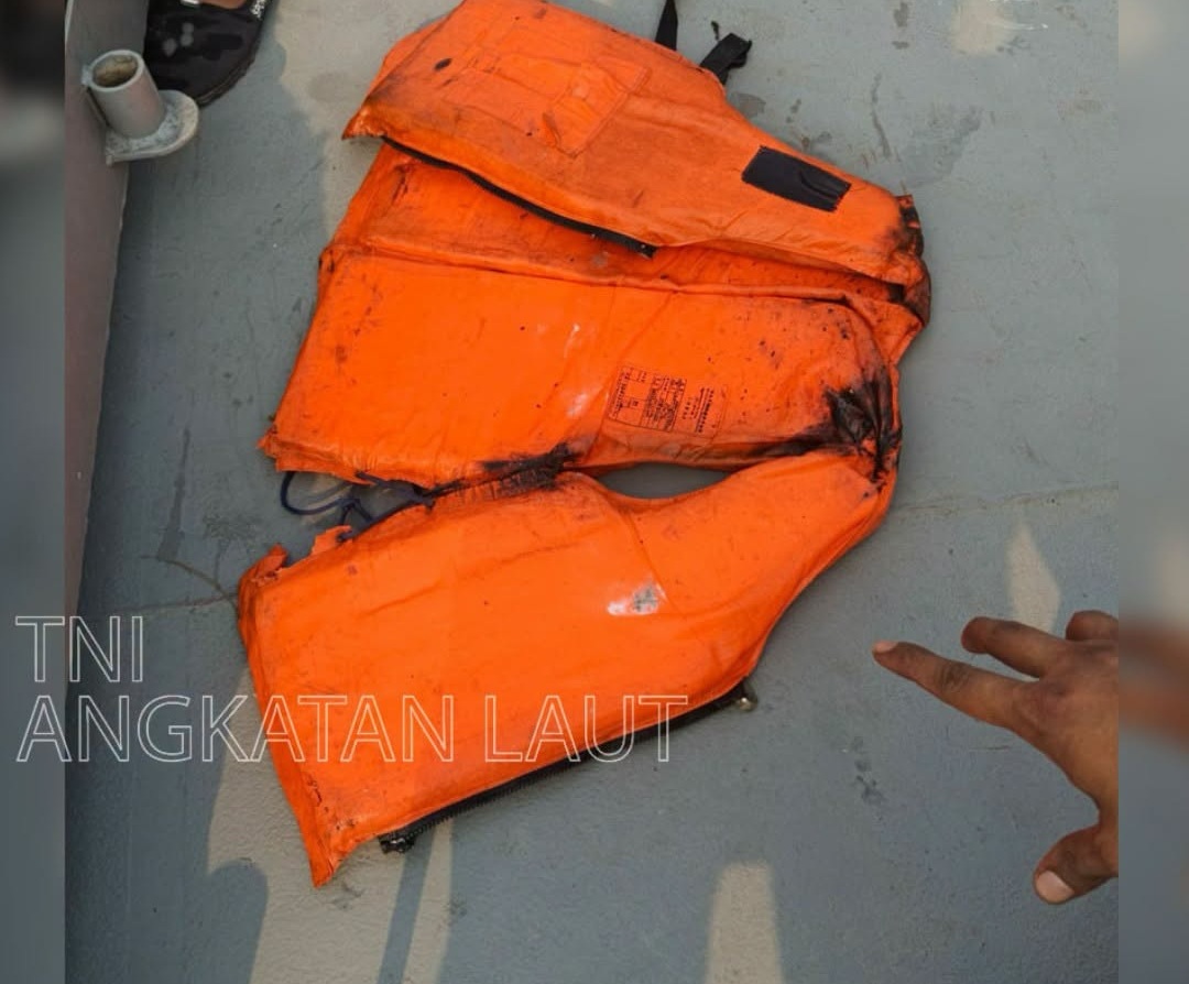 ruangantara0's tweet photo. Memasuki hari Sabtu, tim pencari menggelar operasi pencarian yang kelima. Sebuah upaya panjang, melelahkan, dan penuh tanda tanya. Sebab, selama empat hari pencarian sebelumnya, tak satu pun jejak dari orang-orang yang hilang berhasil ditemukan. 

Informasi terbaru menyebutkan, operasi pencarian ini akan diakhiri pada Minggu besok. Artinya, hanya tersisa dua hari terakhir sebelum harapan itu secara resmi ditutup, entah dengan kabar baik, atau dengan luka yang mungkin tak pernah benar-benar sembuh.

Yang membuat situasi semakin membingungkan, tim pencari sempat menemukan dua pelampung bekas. Namun, setelah diperiksa, pelampung tersebut tidak cocok dengan pelampung yang seharusnya digunakan oleh pemilik kapal. Lalu, dari mana pelampung-pelampung itu berasal? Apakah ada kapal lain yang pernah mengalami musibah di kawasan tersebut? Atau justru ada sesuatu yang belum terungkap? Pertanyaan-pertanyaan itu terus menggantung.

Dalam benak saya, ada beberapa hal yang semestinya dapat menjadi titik terang. Pertama, di antara para wartawan tersebut kemungkinan ada yang menggunakan iPhone. Jika benar, perangkat tersebut semestinya memiliki nomor IMEI yang dapat digunakan sebagai salah satu data pendukung pelacakan. Setidaknya, informasi mengenai aktivitas atau koneksi terakhir perangkat mungkin bisa menjadi petunjuk berharga bagi tim pencari, tentu sejauh data tersebut tersedia dan dapat diakses secara resmi.

Kedua, setiap perahu, terlebih speed boat, umumnya memiliki perangkat navigasi atau GPS. Dari sana, seharusnya terdapat data perjalanan yang dapat membantu menunjukkan posisi terakhir kapal sebelum hilang kontak. Namun hingga kini, belum ada titik terang yang benar-benar menjawab ke mana kapal tersebut pergi. Kemudian muncul pula informasi yang belum terkonfirmasi dan semakin membuat pikiran berputar liar, konon, nomor milik kapten kapal masih berdering pada Kamis. Masih berdering. Bagi keluarga yang menunggu, satu dering saja tentu bisa terasa seperti secercah harapan. Tetapi kemudian dering itu hilang. Sunyi. Tidak ada lagi jawaban. Apa yang terjadi dalam rentang waktu tersebut? Apakah baterai ponsel habis? Apakah perangkat berpindah lokasi? Atau ada kemungkinan lain yang belum diketahui? Semua masih menjadi pertanyaan.

Lalu muncul pertanyaan paling mengganggu, mungkinkah speed boat tersebut tenggelam ke dasar laut, atau justru masih mengapung dan terombang-ambing entah ke mana? Jika tenggelam, tentu diharapkan ada serpihan, benda yang mengapung, atau jejak lain yang bisa membantu pencarian. Jika mengapung dan terbawa arus, mengapa belum ada satu pun yang melihatnya? Semakin dipikir, semakin banyak pertanyaan yang muncul. Dan semakin lama, semakin sulit untuk tidak berpikir liar. 

Tetapi di tengah semua tanda tanya itu, ada satu hal yang harus tetap dijaga, harapan. Mari kita doakan, semoga mereka yang hilang dapat segera ditemukan dalam keadaan selamat. Apa pun yang sebenarnya terjadi di laut sana, semoga dua hari terakhir pencarian ini membawa jawaban yang selama ini ditunggu keluarga, rekan, dan semua orang yang berharap. Aamiin.
