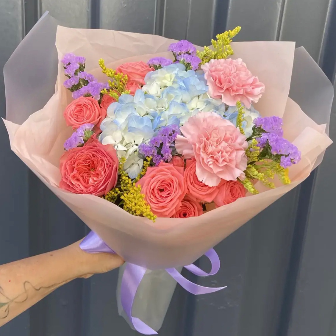 VergieSimkin's tweet photo. Photo by ONE BOUQUET FLOWERS MOSCOW on August 20, 2026. May be an image of a bouquet, flower arrangement, prairie gentian, scorpion grass, baby's breath, carnation, rose, and text. https://t.co/CviRxz66QA