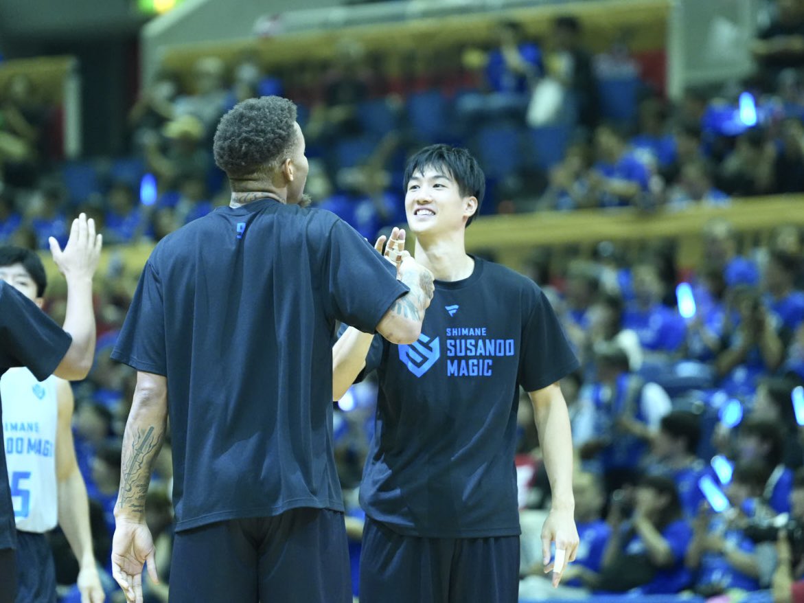 susanoo_m's tweet photo. ━◢◤𝙏𝙤𝙙𝙖𝙮'𝙨 𝙎𝙏𝘼𝙍𝙏𝙄𝙉𝙂5 ◢◤━
🆚 #大阪エヴェッサ 

#4 #ニック・ケイ
#11 #中村太地
#20 #上田隼輔
#35 #ジョーダン・ヒース
#77 #岡田侑大

📡バスケットLIVEの視聴はこちら
https://t.co/Lcjo1KKgpp

#島根スサノオマジック
#風を起こそう