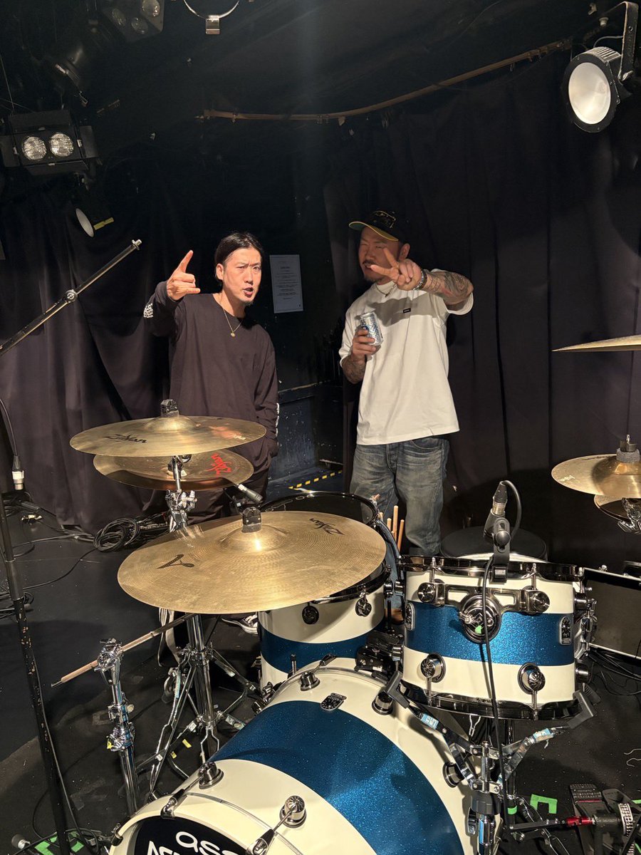 drums_wani's tweet photo. 『ASH DA HERO 5th Anniversary Live -5Days 5番勝負-』

Day1. NOISEMAKER / @NOISEMAKER_UTA 

初日を飾ってくれたNOISEMAKERのドラムUTA
一見ゴリッゴリのパワータイプドラマーだが細かいフレーズなど繊細さも兼ね備えた愛しさと切なさと心強さを持つドラマー🥁

#ASHDAHERO
#NOISEMAKER https://t.co/KqULwHX9zv