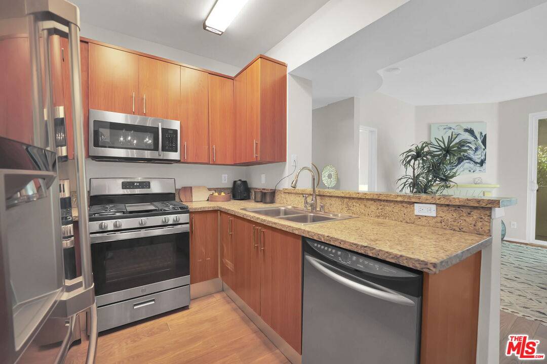 ocelotagents's tweet photo. Urban retreat in the heart of Koreatown 🌿  

Freshly painted 2BR/2BA corner condo with treetop views, hardwood floors, brand-new bedroom carpet, and 2-car parking with EV charger. Seller is offering a rate buydown, and we’re open Sunday 12–2 — come see how quiet K-Town living can be.  

Details: https://t.co/LCPSEX6WYS  

#Koreatown #LosAngelesRealEstate