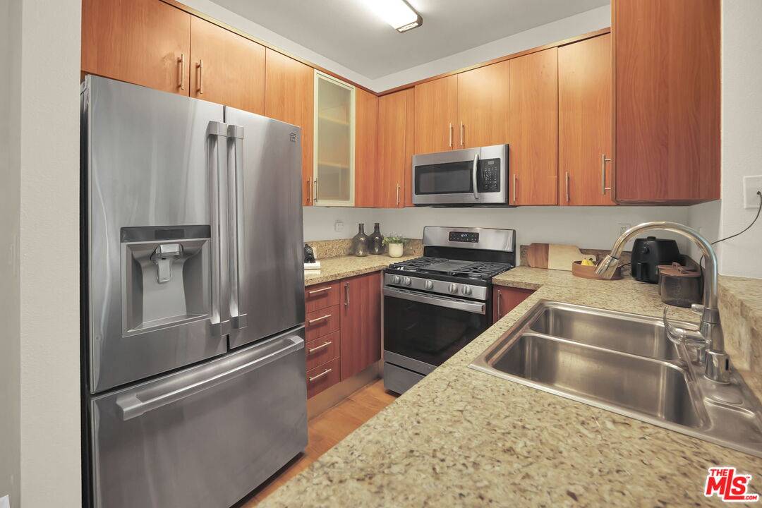 ocelotagents's tweet photo. Urban retreat in the heart of Koreatown 🌿  

Freshly painted 2BR/2BA corner condo with treetop views, hardwood floors, brand-new bedroom carpet, and 2-car parking with EV charger. Seller is offering a rate buydown, and we’re open Sunday 12–2 — come see how quiet K-Town living can be.  

Details: https://t.co/LCPSEX6WYS  

#Koreatown #LosAngelesRealEstate