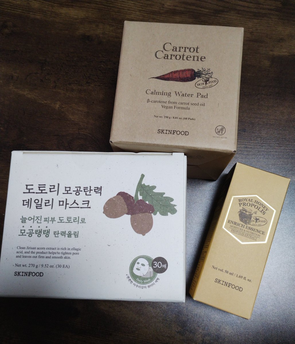 pon96220137's tweet photo. #メガ割購入品
lilyeve、hetras②、SKINFOOD届いた🙌

リリーイブの餃子カチカチキーリングめちゃくちゃ可愛いし癖になる💗💗
まつげ美容液毎日使う〜！（サボるな）

ヘトラスはHotelWood予想通りいい匂いだった💖早速ディフューザーを寝室に置いた！！！
車用のディフューザーも一緒に買ってみたんやけど、Black Cherryも甘酸っぱい香りでいい香り〜！！🍒
おまけの量もえぐい嬉しい
ハンドクリームもいい匂いだし、ベタベタしないし良き！！

SKINFOODはどんぐり使ったことなくて気になってたのと、おまけのはちみつ美容液気になってて！！まだ使ってないからこれから使うの楽しみ💖