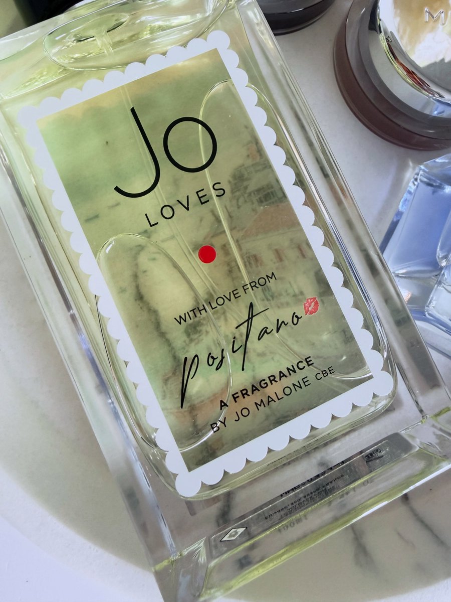 JuleeWesche's tweet photo. Ad/pr 
So apparently we have a heatwave on the way. Looking forward to warmer days with summer fragrances and effortless cream eyeshadows. https://t.co/MX71tSnkV0