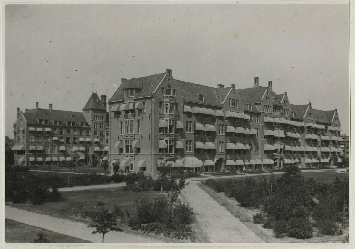 corien_glaud's tweet photo. 12 september 1929, eerste steenlegging door koningin Emma voor het nieuwe Diaconessenziekenhuis Bronovo in het Benoordenhout in Den Haag.
Foto's collectie Haags Gemeentearchief https://t.co/91dsw3vYJT