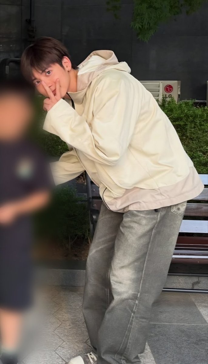 clovertyun's tweet photo. YOURE SO FREAKING CUTE BAREFACED https://t.co/vAqeCspmN2