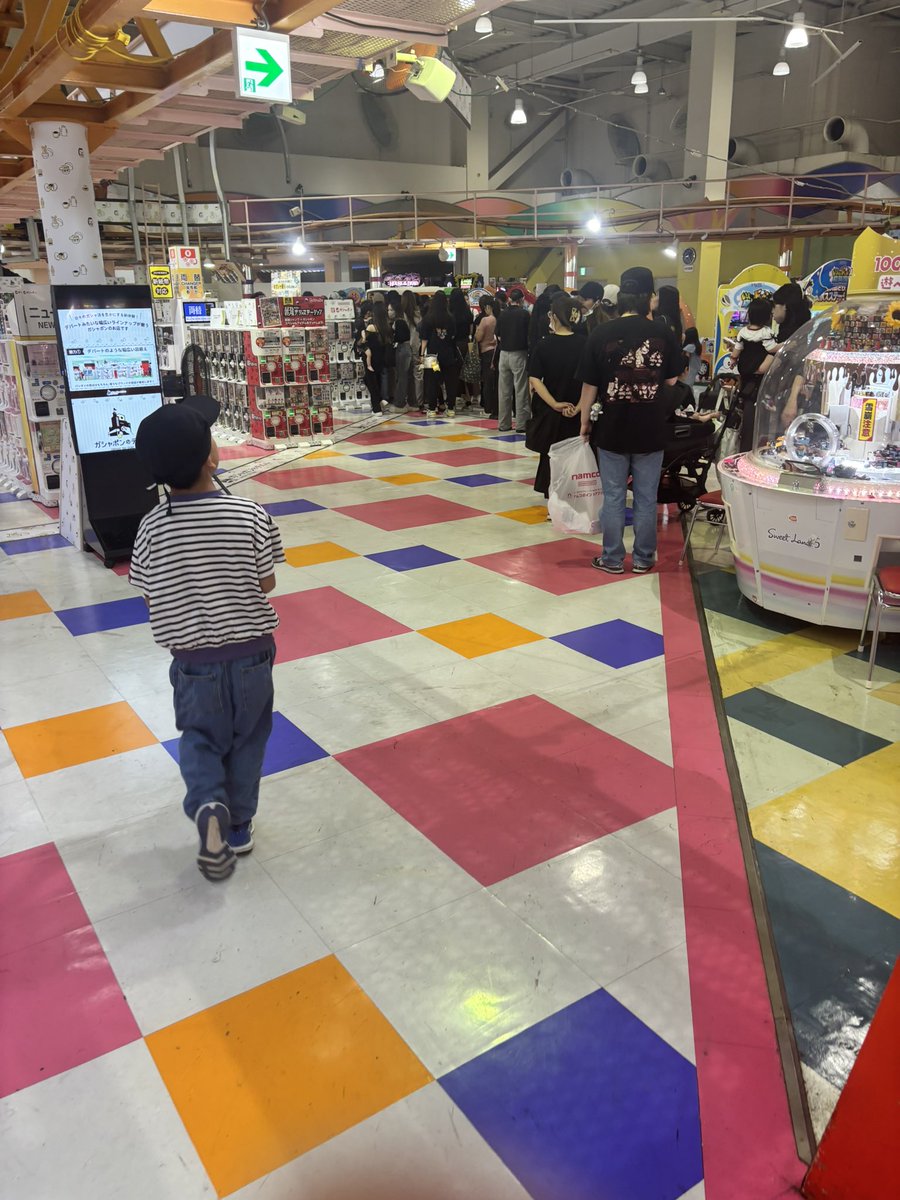 hutu_hu's tweet photo. いっぱいガチャガチャのところに整理券を求めて群がる輩の目当てのガチャはこれかな？？
#ガチャガチャ #ガチャポン https://t.co/1qEThny7zy