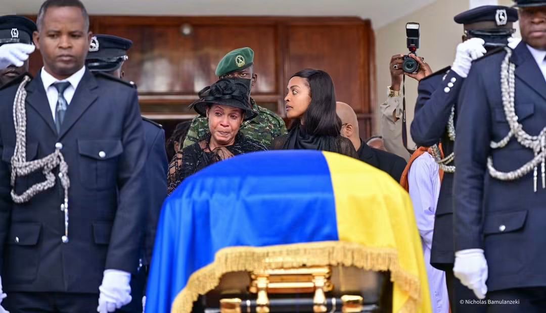 877babafm's tweet photo. Earlier, Omukama Oyo Nyimba Kabamba Iguru Rukidi IV left the Karuziika Royal Palace for the final time!
His body was taken to St. Johnβs Cathedral, Kabarole, where the funeral service is being held currently led by the Archbishop Rt Rev. Dr Steven Kazimba Mugalu!
#Babafmupdates https://t.co/dCFuutHqeH