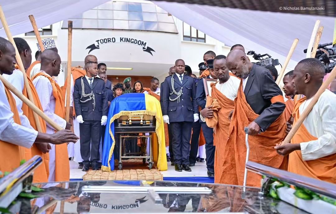 877babafm's tweet photo. Earlier, Omukama Oyo Nyimba Kabamba Iguru Rukidi IV left the Karuziika Royal Palace for the final time!
His body was taken to St. Johnβs Cathedral, Kabarole, where the funeral service is being held currently led by the Archbishop Rt Rev. Dr Steven Kazimba Mugalu!
#Babafmupdates https://t.co/dCFuutHqeH