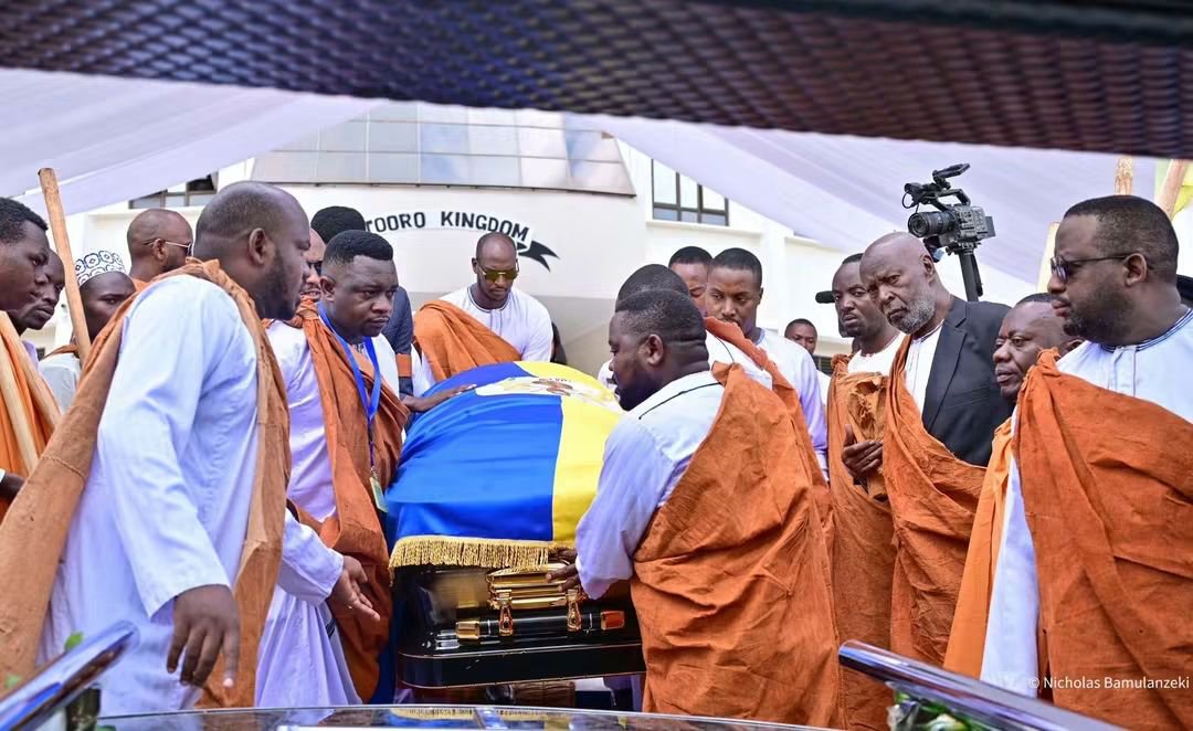 877babafm's tweet photo. Earlier, Omukama Oyo Nyimba Kabamba Iguru Rukidi IV left the Karuziika Royal Palace for the final time!
His body was taken to St. Johnβs Cathedral, Kabarole, where the funeral service is being held currently led by the Archbishop Rt Rev. Dr Steven Kazimba Mugalu!
#Babafmupdates https://t.co/dCFuutHqeH