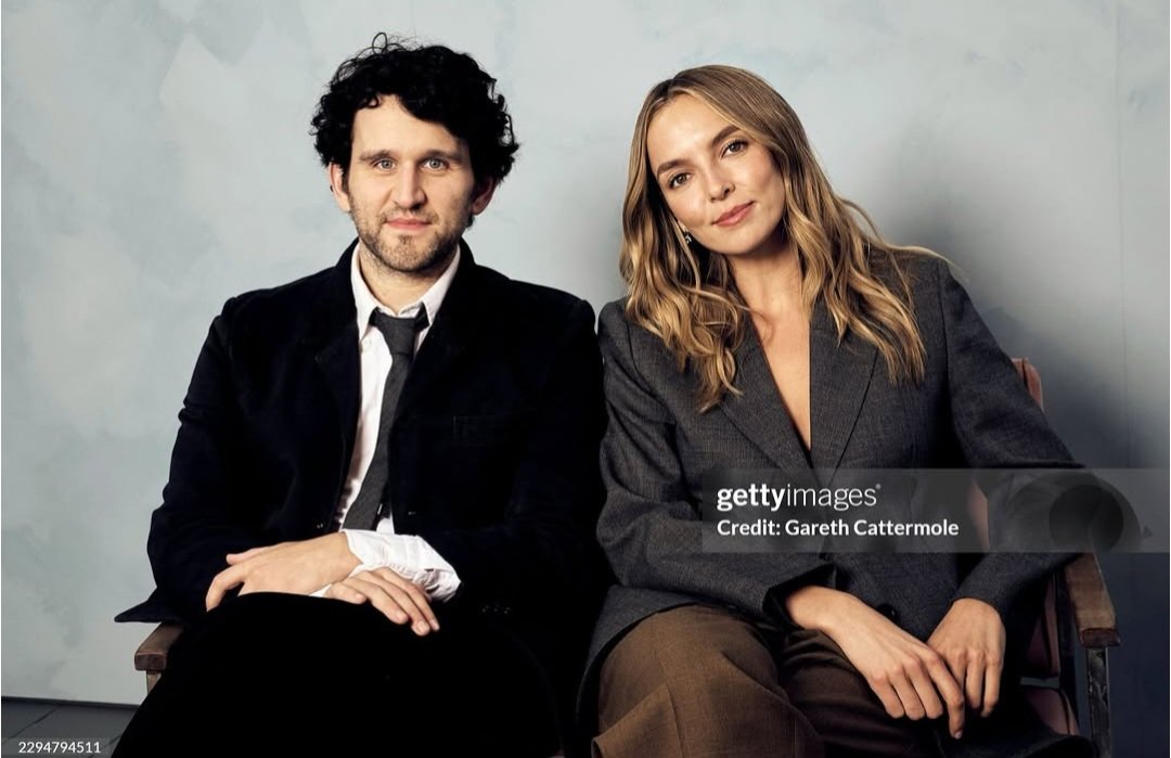 Flosmiile's tweet photo. They both look great in this photo. I loved #HarryMelling in the serie "Le jeu de la Dame" the role was made for him. As for #JodieComer , I’ll stop repeating myself but she always has a very good team (stylist, makeup, etc.) around her. I can't wait to see "Stuffed" someday. https://t.co/ATyFj1kYLy