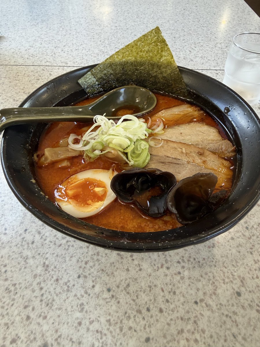 akanofuG's tweet photo. 麺屋明星
北見の隠れた名店で穴場
いつも並ばなくてもうんまいラーメンが食える！
大将がワンオペでやってるからかな？
ここのチャーシューはほろほろでめっちゃ美味いから
いつも別に２枚トッピングなのさ https://t.co/hFiRAovsxA
