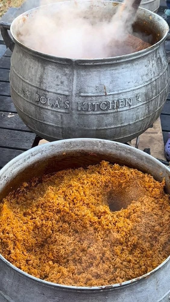 Ramkish68725686's tweet photo. I don’t care how good a cook you are, you can never recreate this party jollof    at home. This rice only exists at Nigerian occasions. https://t.co/eFmOJqiuqO