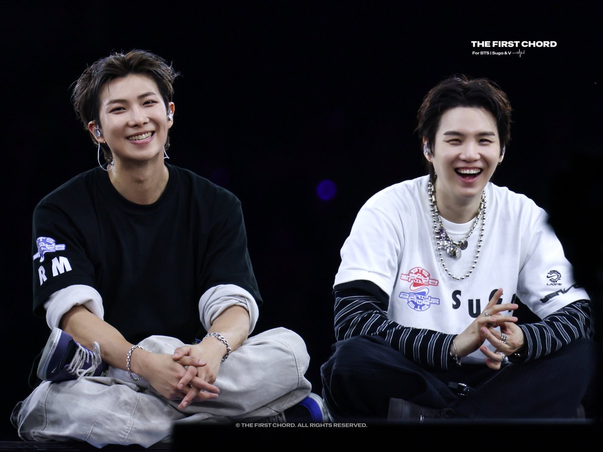 TheFirstChord_'s tweet photo. 너무 귀여워서 다시 올려요 ⌯'ᵕ'⌯

#HAPPYRMDAY
#RM #남준
#SUGA #윤기 #V #태형 https://t.co/Z6q5JlYLso