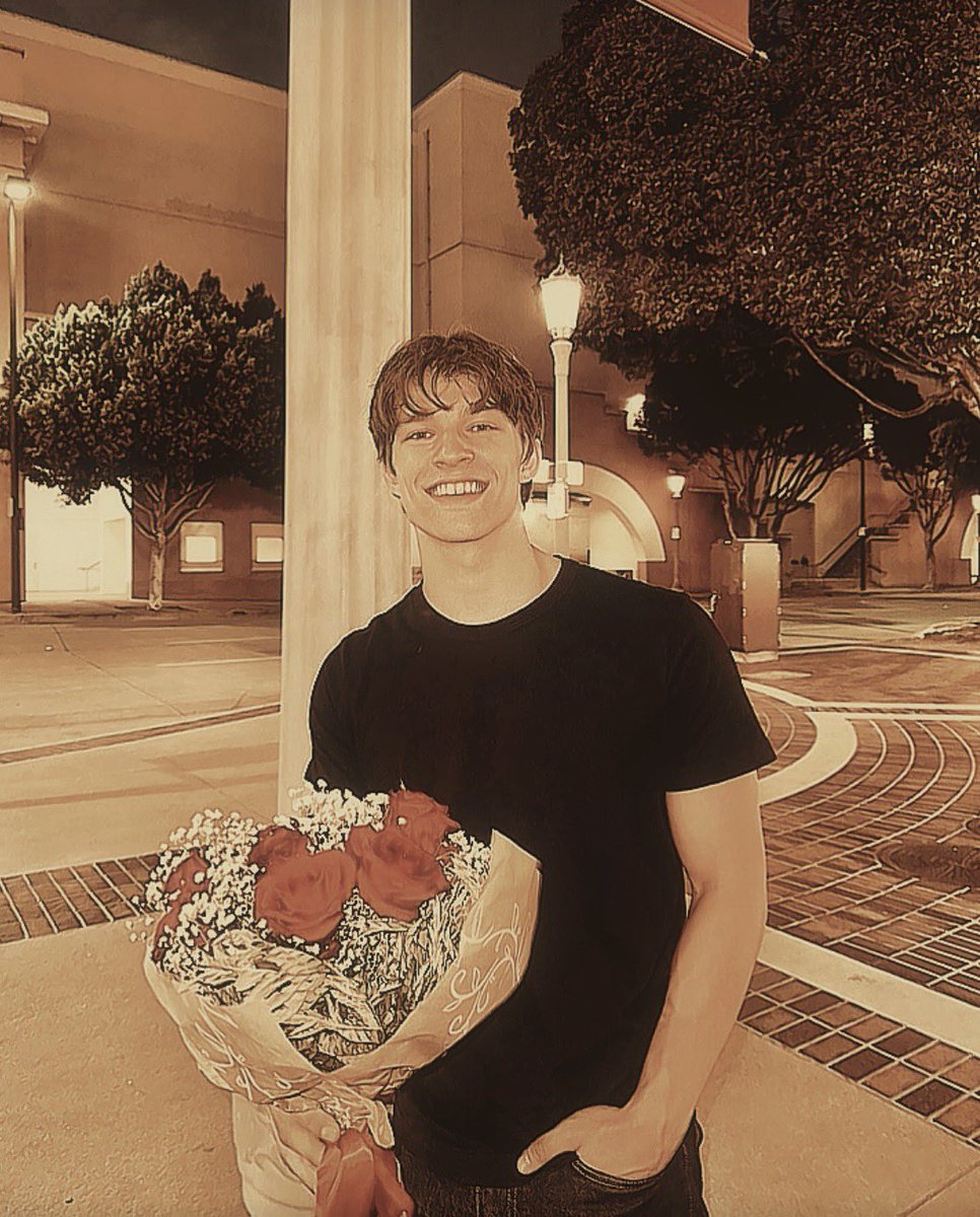 ALEX_SAMPS0N's tweet photo. POV: You fell for his charms and agreed to date Alex, and now this is your gallery. https://t.co/mBo5lkkTk6