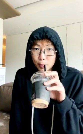 Roxyeuphoria's tweet photo. Que lindo fue verte en live un ratito en este día tan especial en tu vida. Gracias por compartir este momento con nosotros, tu fans que te amamos y te apoyamos siempre. Feliz cumpleaños Namu 🥹❤️‍🩹

#HAPPYRMDAY 
#HappyBirthdayNamjoon https://t.co/jElhViXI4w