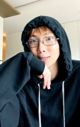 Roxyeuphoria's tweet photo. Que lindo fue verte en live un ratito en este día tan especial en tu vida. Gracias por compartir este momento con nosotros, tu fans que te amamos y te apoyamos siempre. Feliz cumpleaños Namu 🥹❤️‍🩹

#HAPPYRMDAY 
#HappyBirthdayNamjoon https://t.co/jElhViXI4w