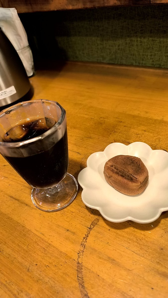 Ilikecurrys's tweet photo. 今日は前から気になっていた、とんかつ・和食処 寿さんでロースカツ定食🤗この内容で1000円ポックリ😊食後にコーヒーと甘味もついてます😍とんかつ屋さんはだいたい高齢の方がやってるイメージなので気になる所は早めに行ったほうがいいなと。今度はカツカレーにしよう。満足ご馳走様でした！ https://t.co/VTYmDAci5s