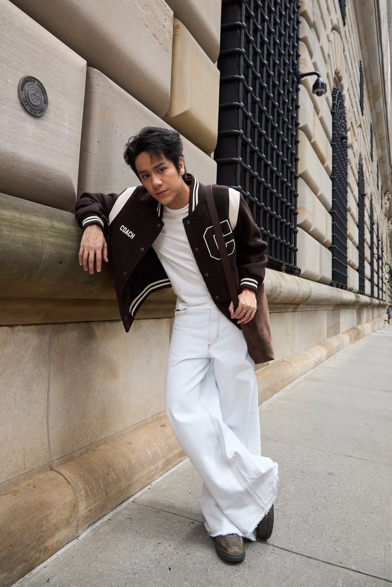 ELLEThailand's tweet photo. ส่องลุคสตรีตสไตล์ของ นนน กรภัทร์ @mynameisnanon Friend of Coach South East Asia ขณะเดินเล่นในวันสบายๆ ที่นิวยอร์กหลังเข้าร่วมโชว์ @Coach Spring 2027

#ELLEThailand
#CoachNY #CoachSpring27
#nanon_korapat https://t.co/nKyQXOk0Im