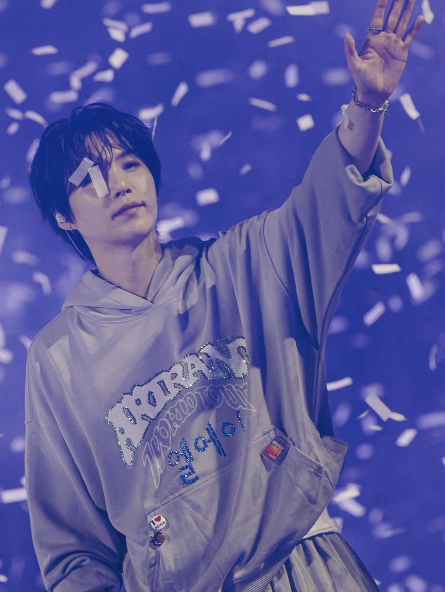 sugamihoney's tweet photo. yoongi subiendo esta foto del preciso momento donde el confetti se formo el 7 en el ojo. QUE PRECIOSO 😭💜 https://t.co/wFLAFXv3rJ