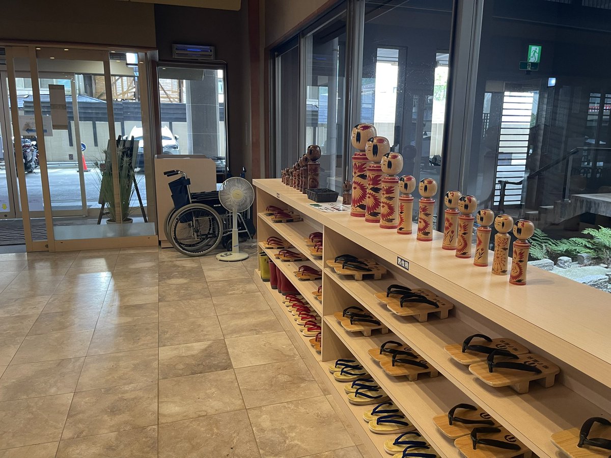 TravelGmc's tweet photo. 鳴子温泉の思い出　
宿泊先は大江戸温泉物語　ますや
玄関口にブルーロックのパネルが並ぶ
#鳴子温泉 https://t.co/7Y6tLVuhQp