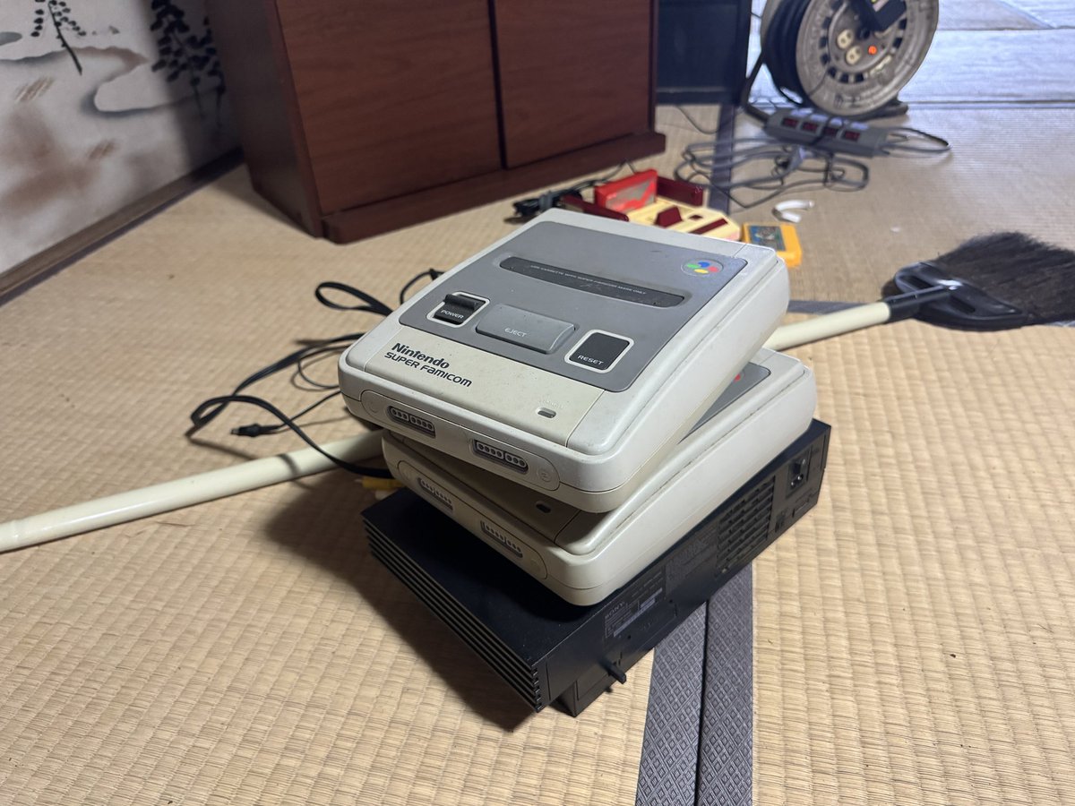 hfJ68451dasd's tweet photo. 古民家の不用品を処分してもらうと知り合いの遺品整理業者に来てもらったら、お土産にスーファミくれたんやけど、裏面見て震えてる😳
今日も勝ち組確定👍
#スーファミ
#1chip
#レトロゲーム https://t.co/SpUeuPW9Lo